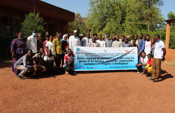 Projet PREVI : Des jeunes et des femmes se forment sur les questions de plaidoyer.
