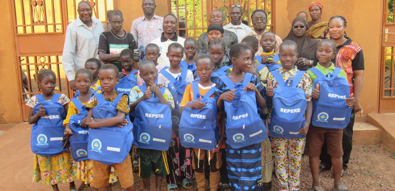 Le projet REPERE soutient le système éducatif : Remise de Kits scolaires aux élèves à besoin spécifique dans les régions de Koulsé et du Yaadga .