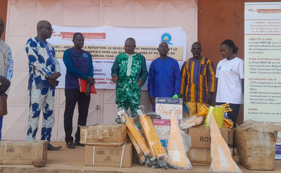 Le Centre Diocésain de Communication manifeste sa solidarité dans le monde éducatif de la Province du Yatenga : 100 kits de préparation de cours offerts aux enseignants des trois CEB de Ouahigouya.