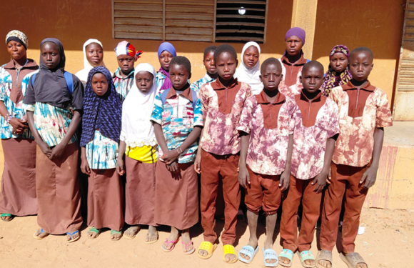 Cinq cent cinq (505) enfants des clubs d’écoute du projet REPERE retrouvent le chemin de l’école dans les régions de Koulsé et de Yaadga.